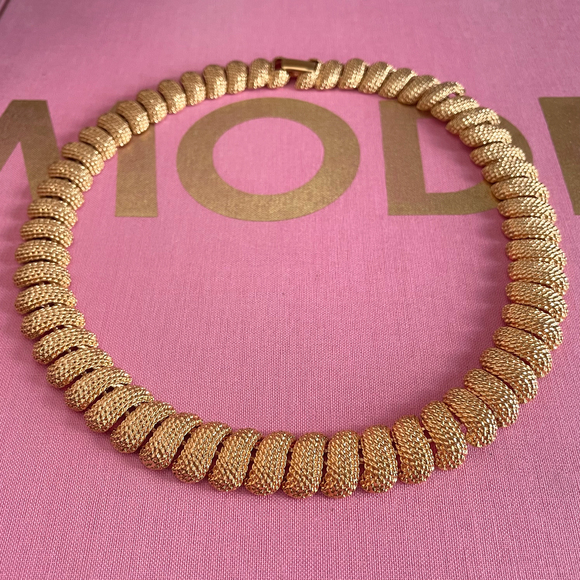 Vintage NAPIER 80s Gold Tone Textured Link Choker Designer Necklace - Picture 2 of 9
